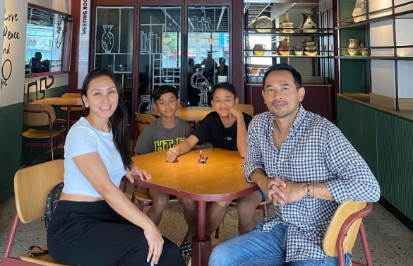 Oka Antara bersama istri anak anak-anaknya [Instagram]