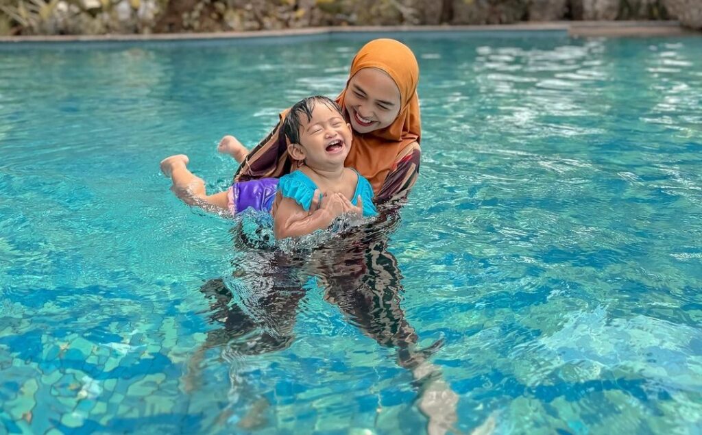 Ria Ricis ajarkan anak berenang [Instagram]
