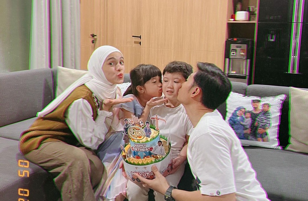 Rizky Kinos bersama Nycta Gina dan anak-anak mereka [Instagram]