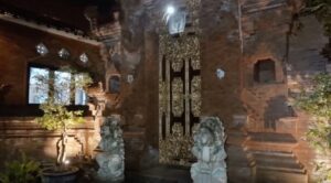 Bagian depan rumah Mahalni. [YouTube]