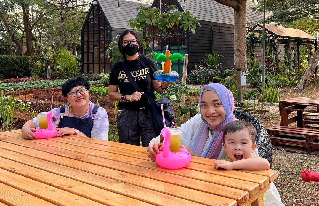 Tika Bravani bersama anaknya dan beberapa orang [Instagram]