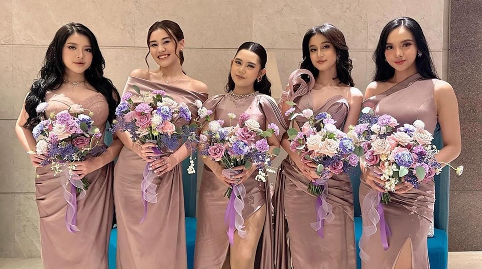 Lyodra dan Mahalini bareng Bridesmaid Mahalini yang Lain