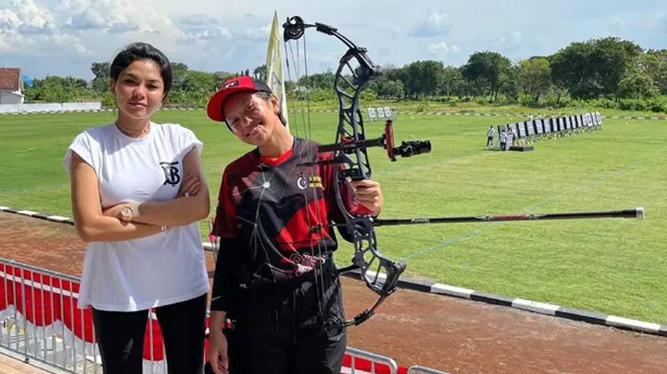 Nikita Mirzani bersama Lolly