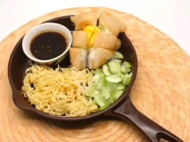 Ayam Geprek Ok Cis & Pempek Punya Ria Ricis dan Oki Setiana Dewi
