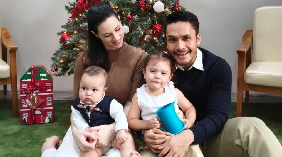  Randy Pangalila bareng Istri dan Dua Anaknya