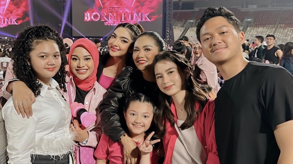 Sarah Menzel bareng Keluarga Aurel Hermansyah
