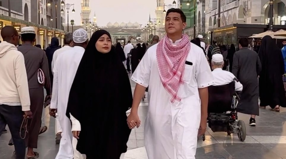 Tantri Kotak dan Arda Naff Umrah
