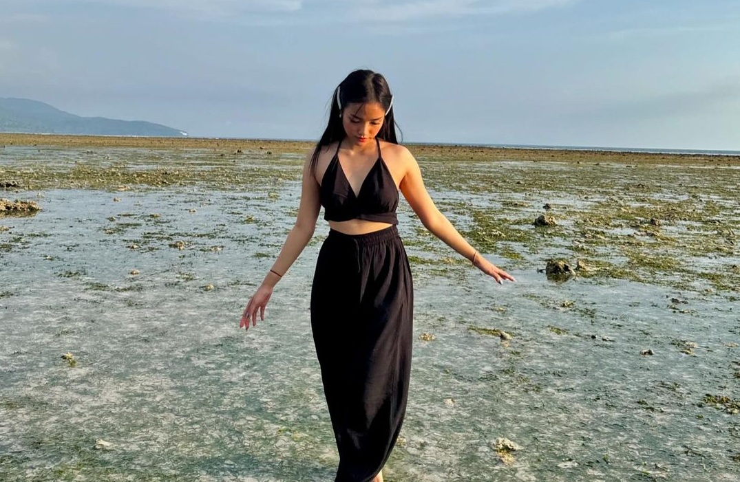 Fuji main di pantai [Instagram]