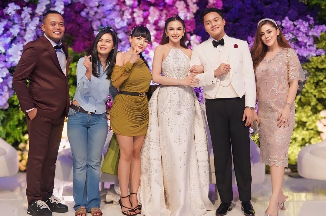 Kirei Candy (kedua dari kiri) adik Dinar Candy saat foto di nikahan Rizky Febian dan Mahalini [Instagram]