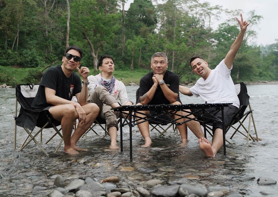 Raffi Ahmad bersama Desta, Gading Marten dan Ariel Noah di Sumatera Utara. [Instagram]