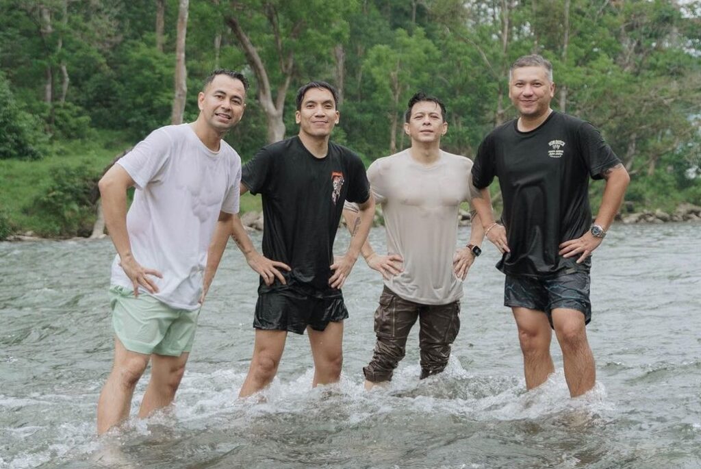 Raffi Ahmad bersama Desta, Gading Marten dan Ariel Noah di Sumatera Utara. [Instagram]