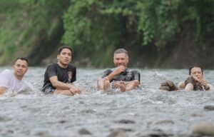Raffi Ahmad bersama Desta, Gading Marten dan Ariel Noah di Sumatera Utara. [Instagram] 
