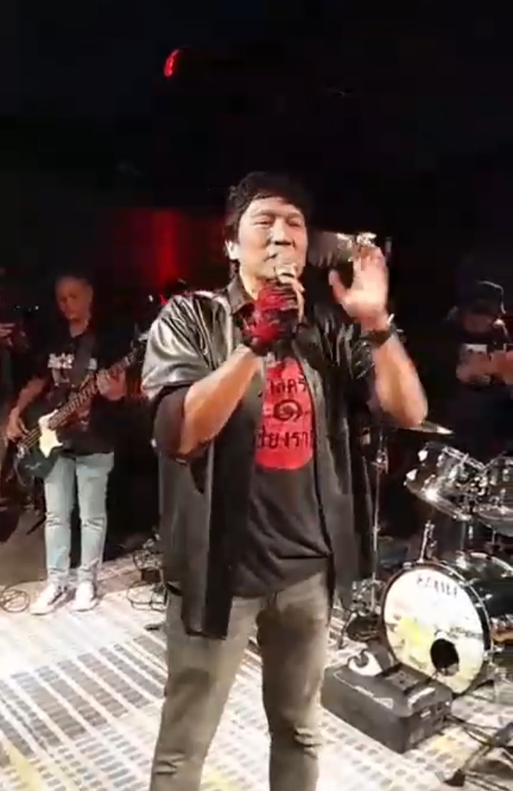 Ikang Fawzi di konser amal untuk Iwan Xaverius di Fat n Slim, Cilandak, Jakarta Selatan pada Jumat (14/6) malam [Indopop]. 