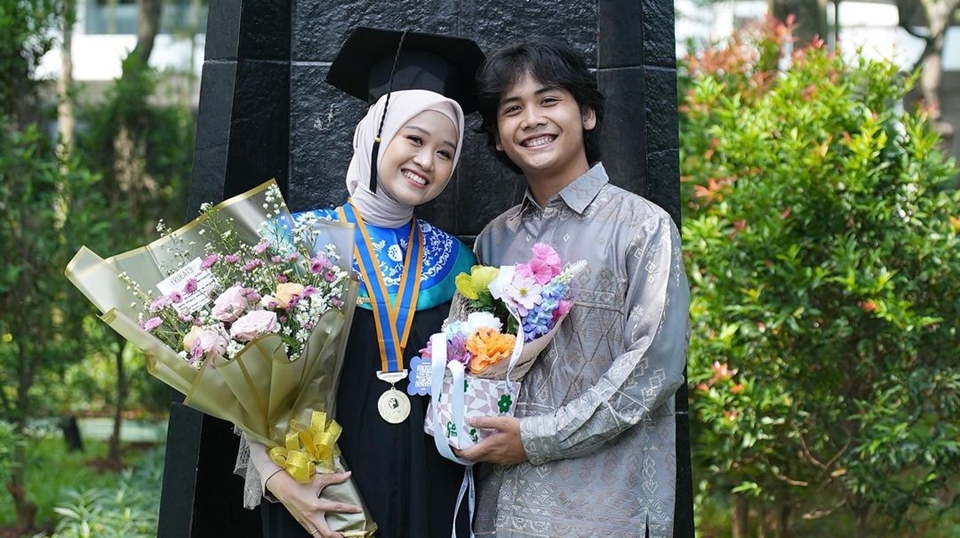 Bintang Emon Temani Istri Wisuda S2