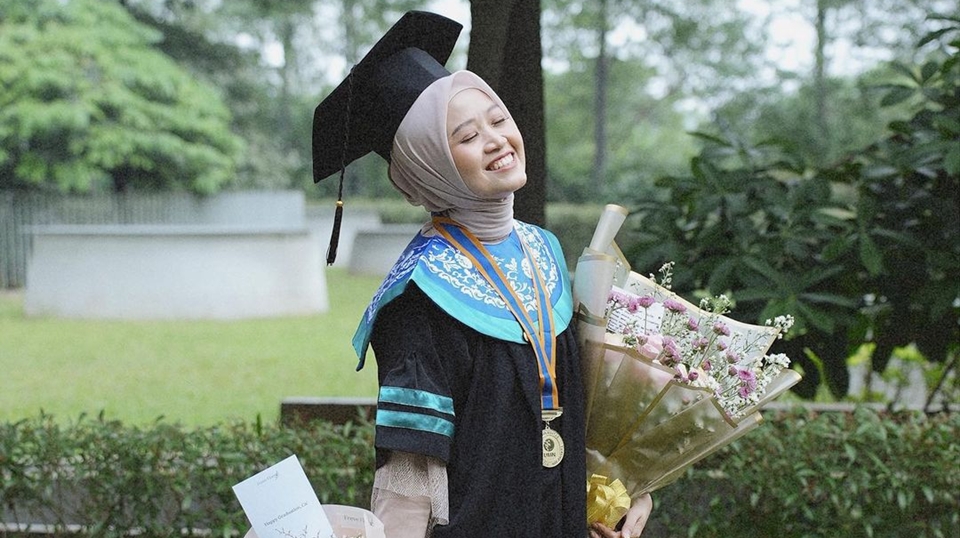 Alca Octaviani istri Bintang Emon Wisuda S2
