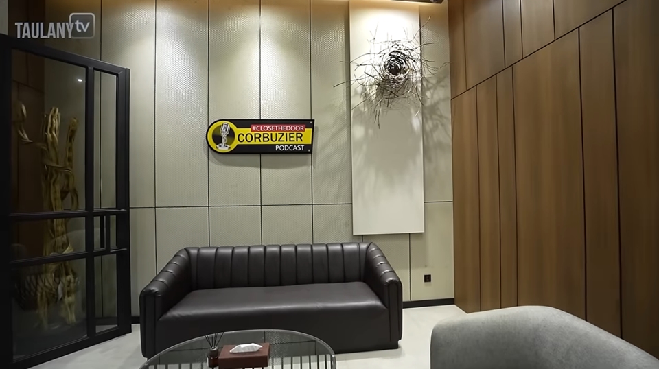 Sudut Kantor Baru Deddy Corbuzier [YouTube]