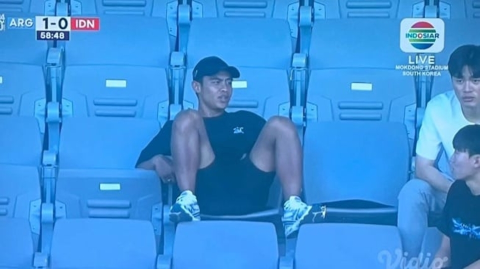 Adab Pratama Arhan Nonton Bola (instagram)