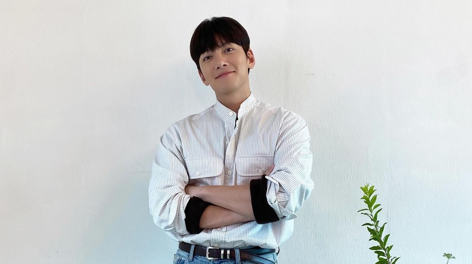 Ji Chang Wook Gondol Buku Fans [Instagram]