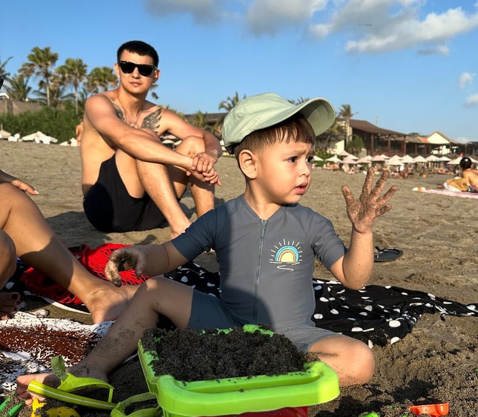 Marcell Darwin dan Qeenan di Pantai [Instagram]