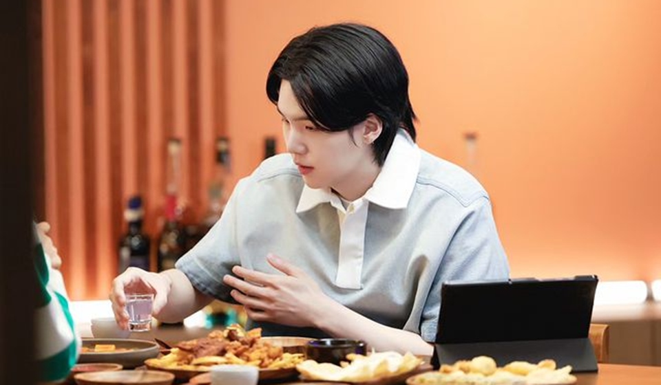 Suga BTS di Konten Minum-minum Suchwita [Instagram]
