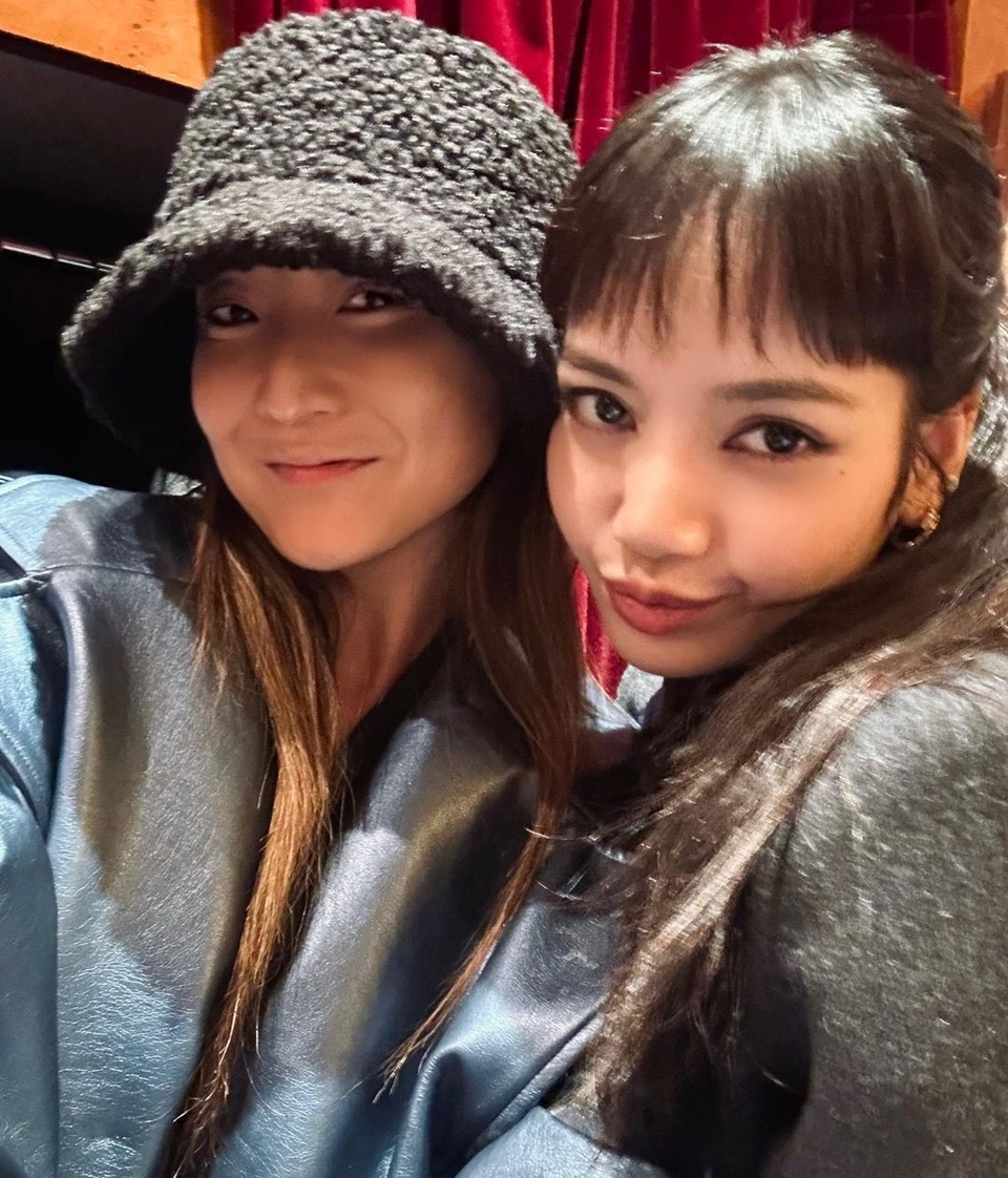 Ashley Park Pemeran Mindy 'Emily in Paris' dan Lisa BLACKPINK
