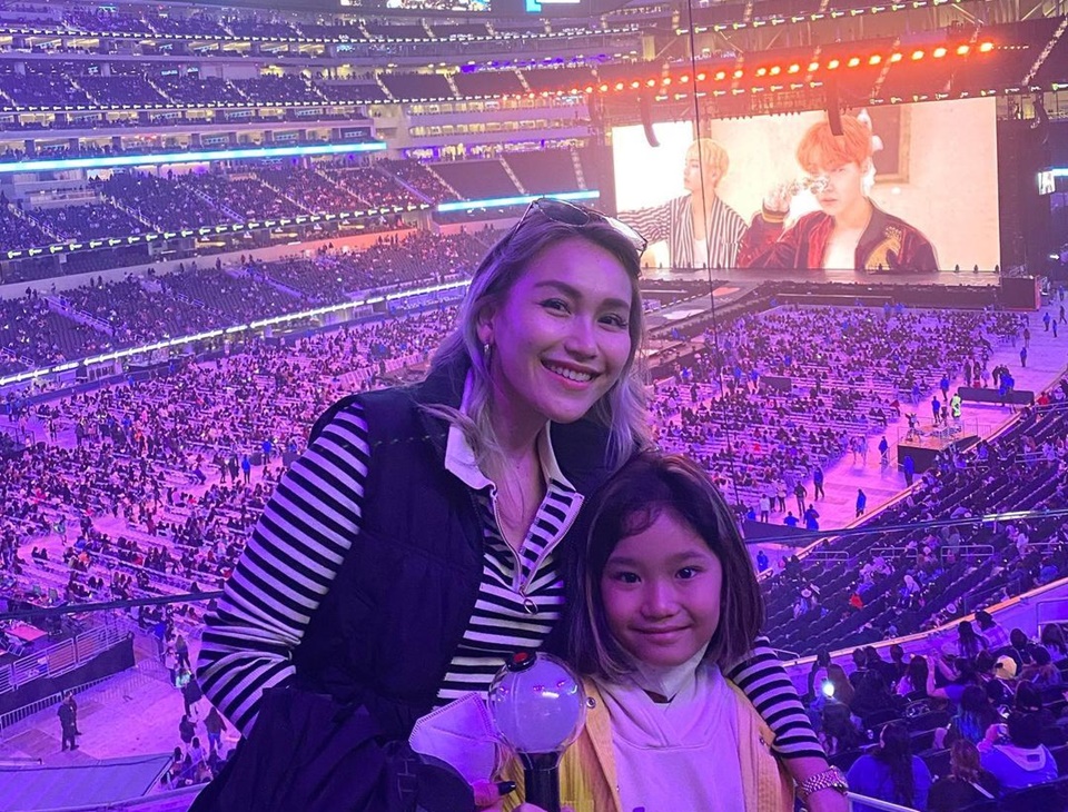 Ayu Ting Ting dan Bilqis Nonton Konser BTS [Instagram]