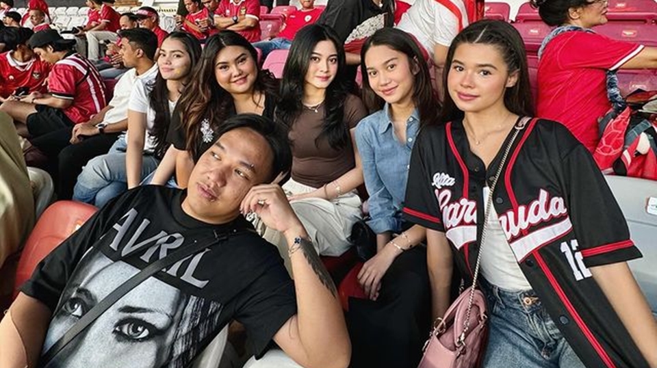 Azizah Salsha Nonton Pertandingan Timnas Indonesia bareng Teman-temannya [Instagram/@mariatheodoree]