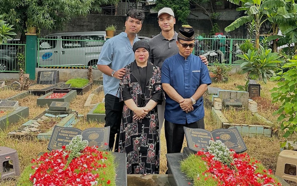 Haji Faisal dan Keluarga di Makam Vanessa Angel & Bibi Andriansyah [Instagram]