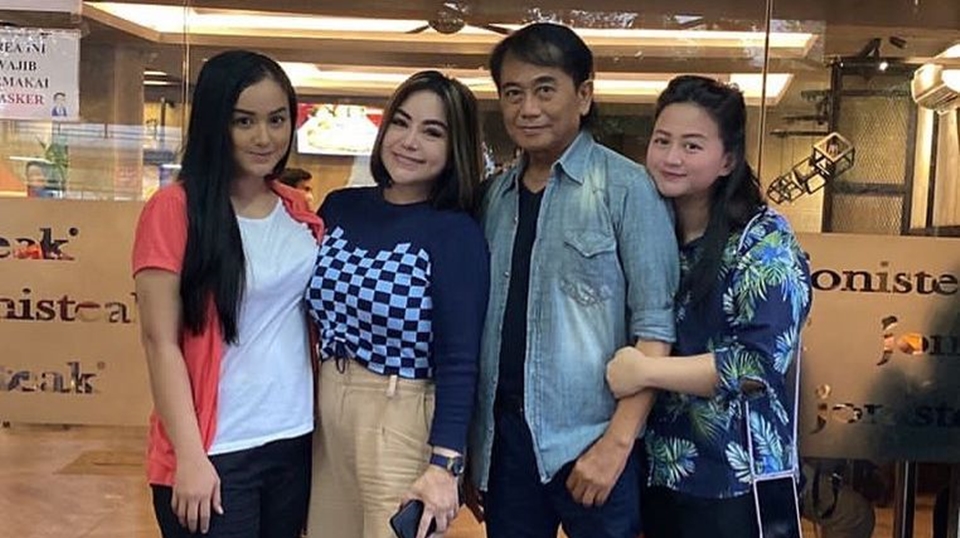 Anisa Bahar, Juwita Bahar, dengan keluarga [Instagram]