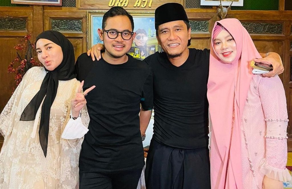 Ning Astuti dirangkul Gus Miftah. [Instagram]