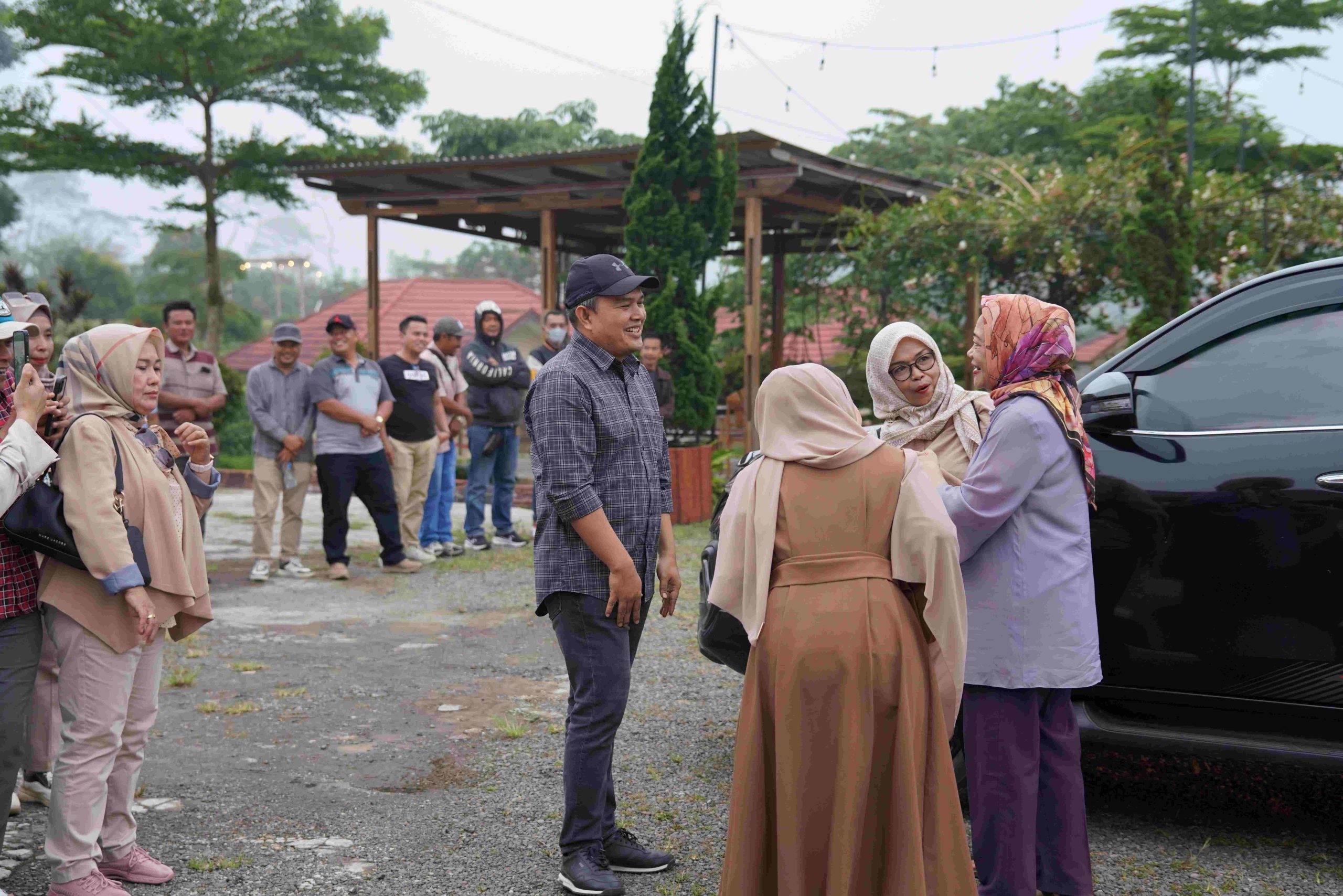 Cawabup Rejang Lebong Juhendra Siregar (topi hitam) diduga mendompleng program makan bergizi GEMPITA di Rejang Lebong. [Dok. GEMPITA]
