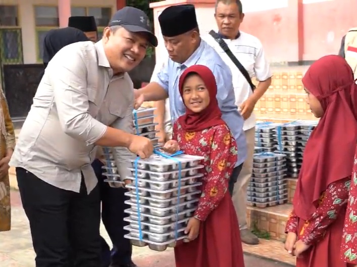 Cawabup Rejang Lebong Juhendra Siregar (topi hitam) diduga mendompleng program makan bergizi GEMPITA di Rejang Lebong. [Dok. GEMPITA]