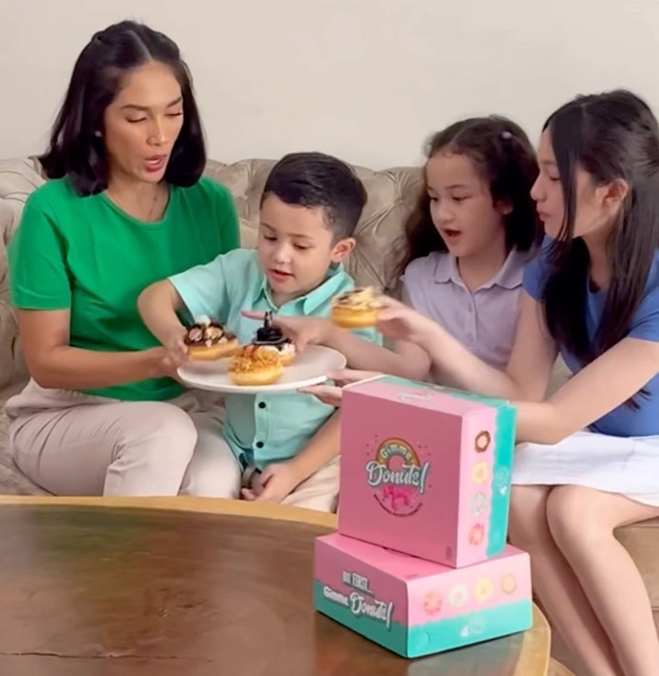 Gimme Donuts Milik Ussy Sulistiawaty [Instagram]