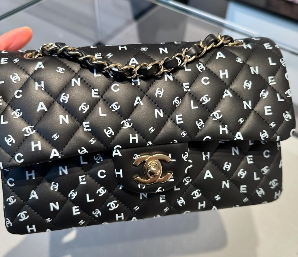 Ivan Gunawan Dapat Hadiah Tas Chanel dari Bestie [Instagram]