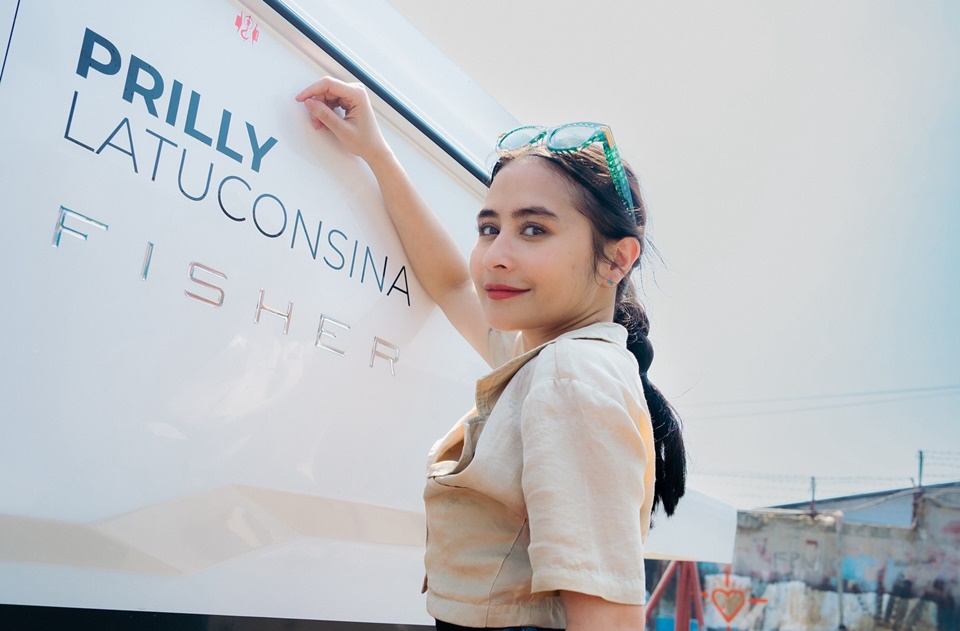 Prilly Latuconsina Beli Yacht [Instagram]