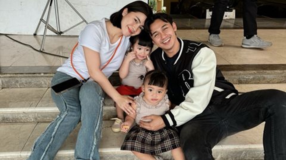 Felicya Angelista bersama suaminya, Hito Caesar dan kedua anak mereka [instagram]