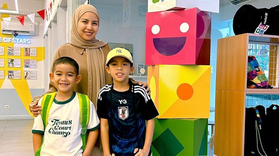 Tya Ariestya bareng Kanaka dan Kalundra
