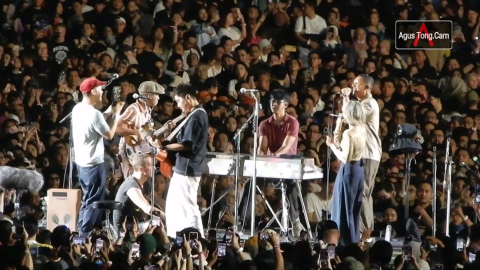 Maliq & D'Essentials Tampil di Konser Coldplay 