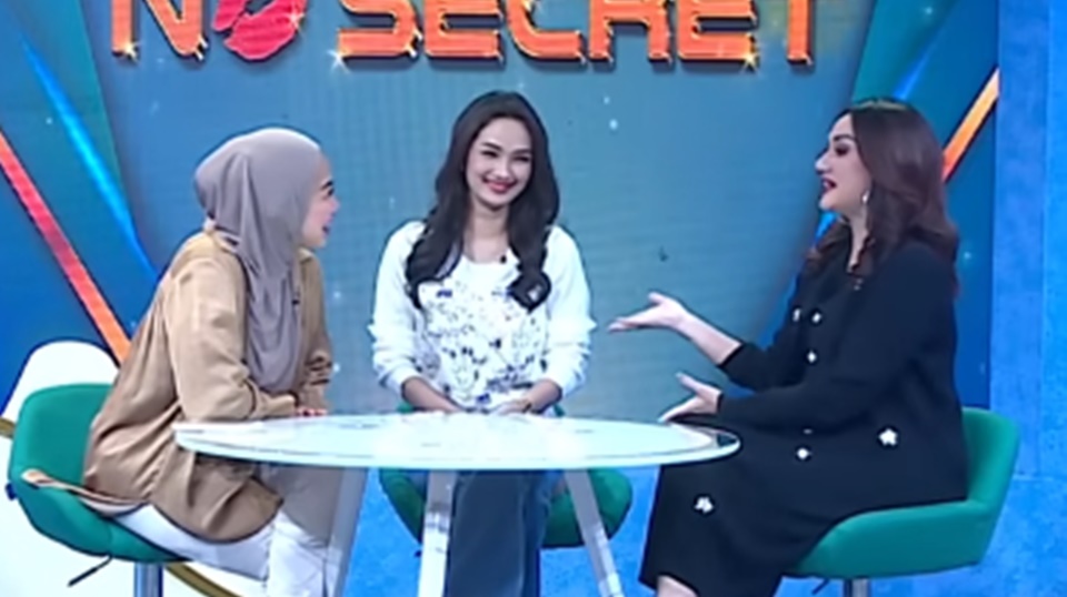 Tengku Dewi Putri dan Faby Marcelia Ungkap Kedekatan di Rumpi: No Secret [YouTube]