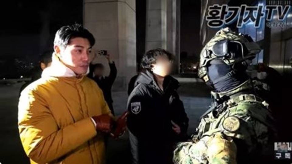 Lee Kwan Hun di Depan Gedung DPR [x.com]