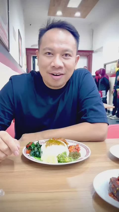 Vicky Prasetyo cicipi nasi padang Warung Taburai