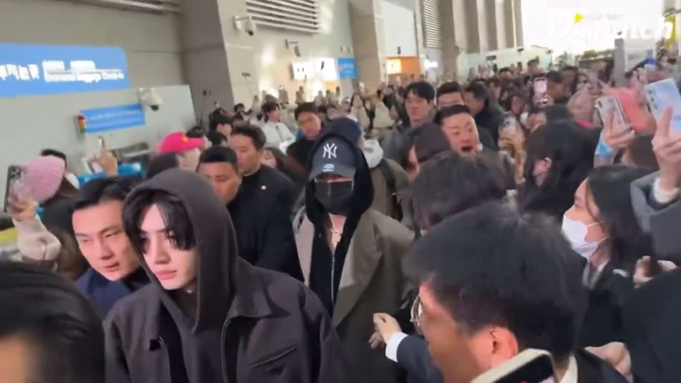 ENHYPEN Hadapi Situasi Mengerikan di Bandara [X]