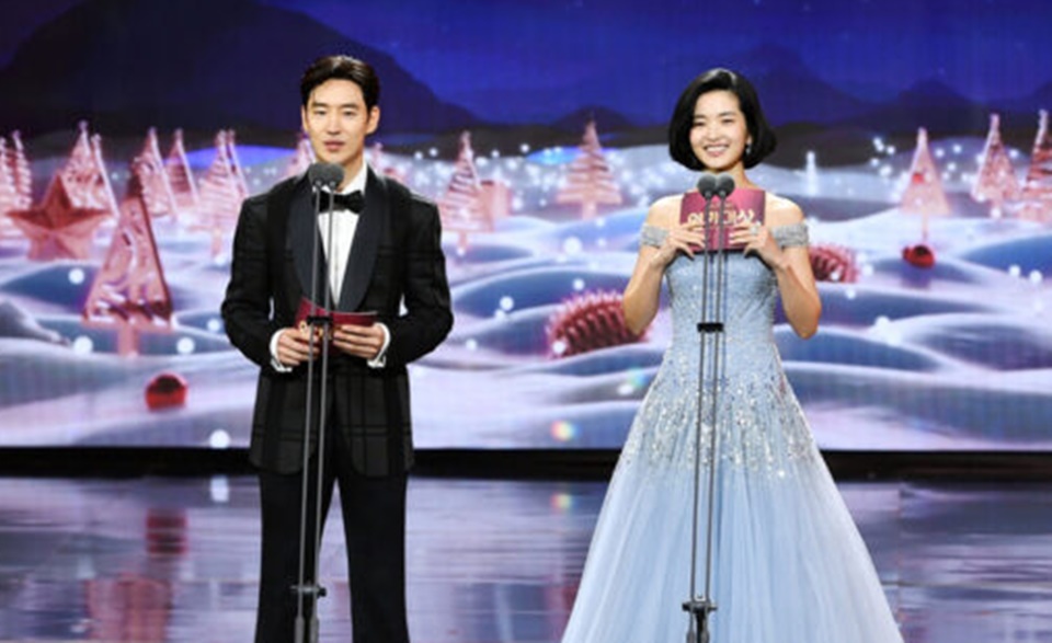 Kim Tae Ri dan Lee Je Hoon Bacakan Pemenang Daesang di SBS Drama Awards 2024 [SBS]