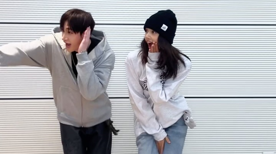 Lisa BLACKPINK dan Bang Chan Stray Kids Walkin On Water Challenge Bareng [Instagram]