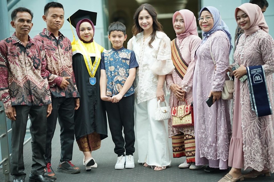 Nagita Slavina dan Rafathar Hadiri Wisuda S1 Mbak Lala [Instagram]