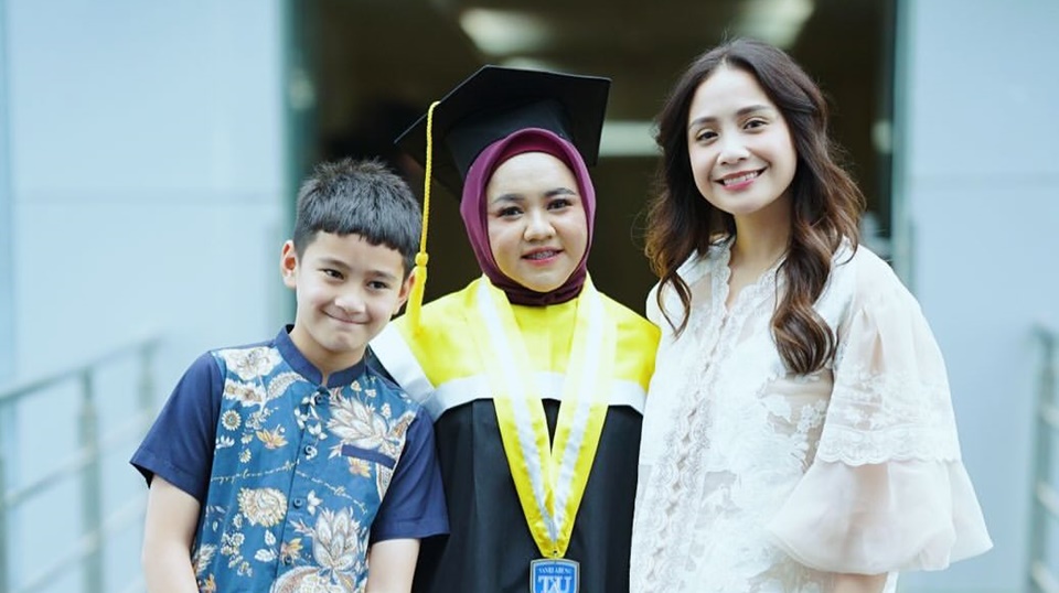 Nagita Slavina dan Rafathar Hadiri Wisuda S1 Mbak Lala [Instagram]