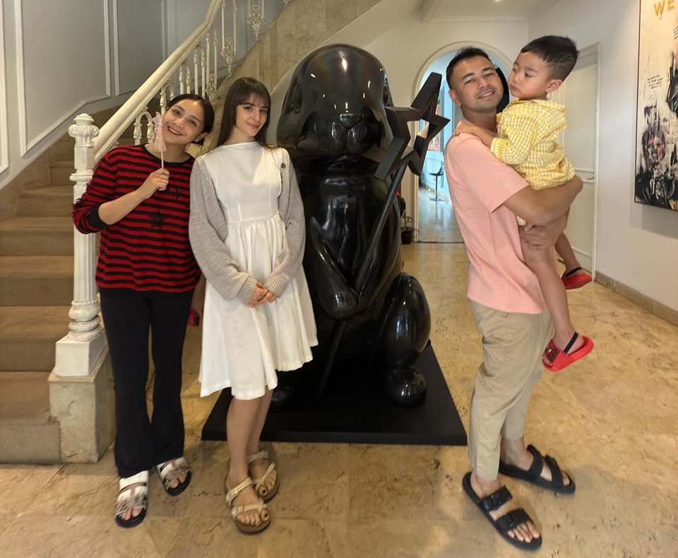 Sandal Hermes Nagita Slavina Bikin Salfok Saat Pamer Karya Patung 'Rabbit Story' [Instagram]