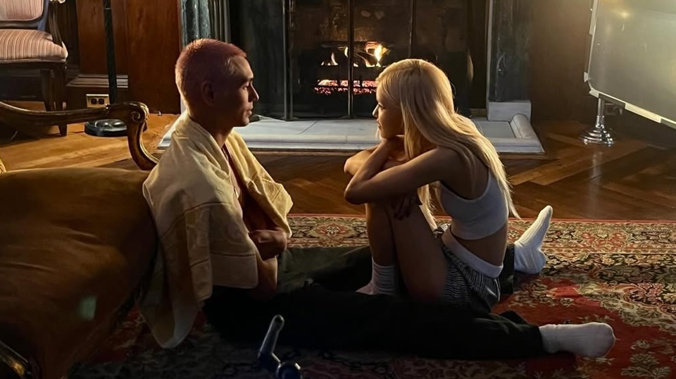 Rose BLACKPINK dan Evan Mock di MV 'Toxic Till The End' [Instagram]