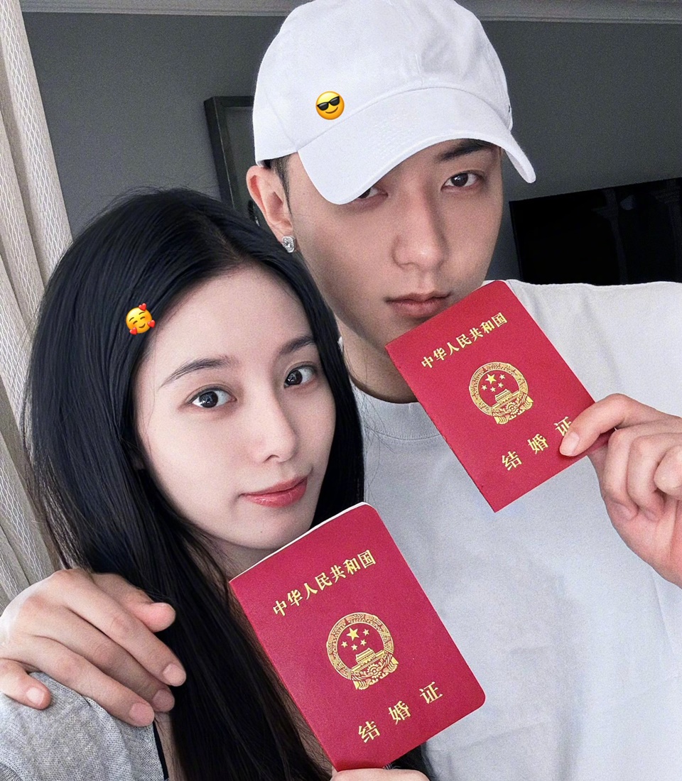 Tao Eks EXO dan Xu Yiyang Pamer Buku Nikah [Weibo/Theqoo]