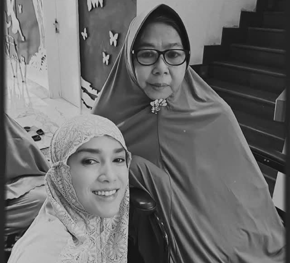 Artis Rayakan Hari Ibu - Ussy Sulistiawaty [Instagram]